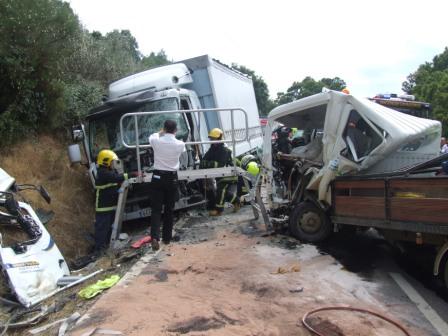 Dois feridos em choque frontal em Rossas