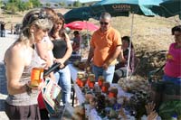 Mercadinho de produtos da terra no Azibo