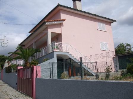 Assaltantes aproveitaram festa para roubar três casas em Vale das Fontes