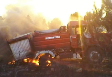 Viaturas de bombeiros destruídas em incêndio