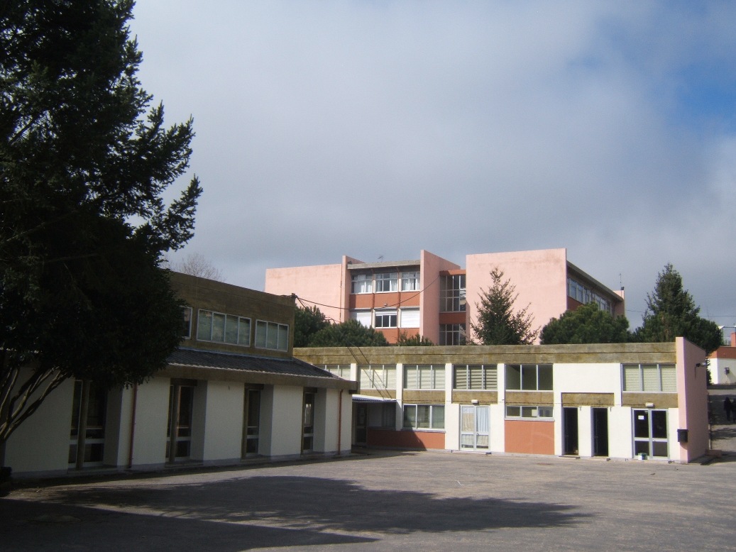 Seis concelhos com novas escolas suspensas