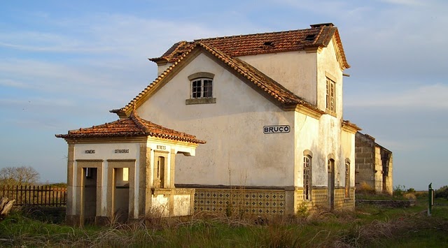Incêndio destruiu antiga estação de Bruçó