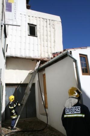 Pequeno incêndio causa susto na zona histórica de Bragança