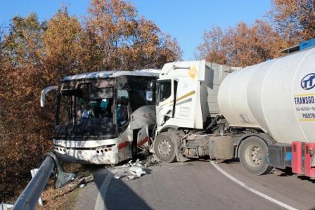 Acidente entre dois pesados no desvio de Rossas