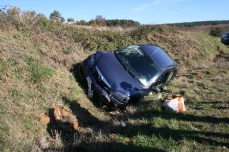 Criança gravemente ferida em choque frontal