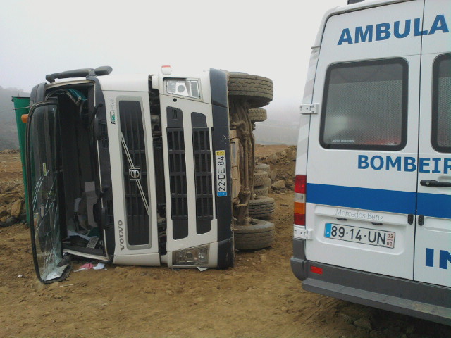 Camião tomba nas obras da A4