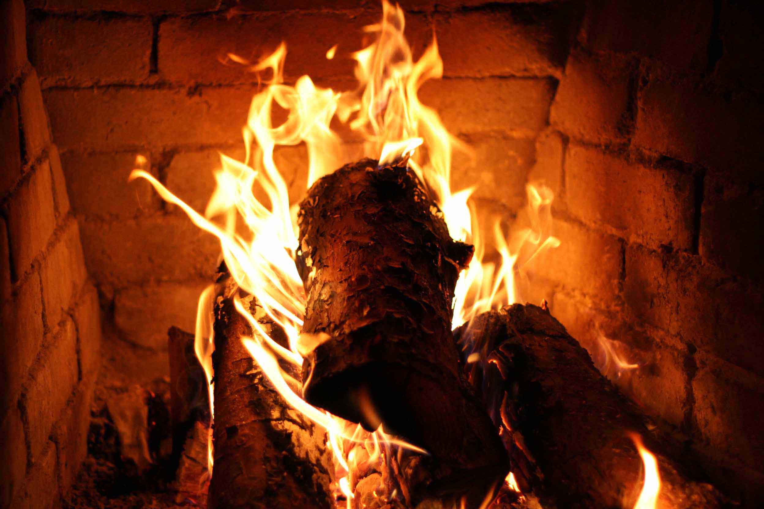 Idosa sofre queimaduras em 60% do corpo ao cair à lareira