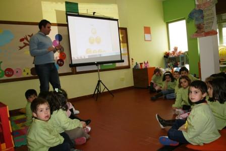 Santos Mártires ensina crianças a poupar