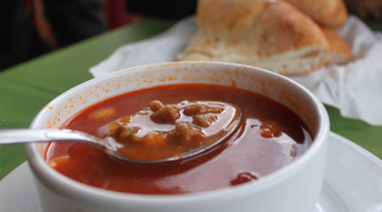 Carenciados recebem refeição