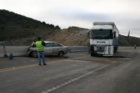 Colisão entre ligeiro e pesado faz um ferido grave no IP4