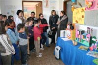 Leitura envolve crianças e família