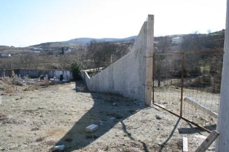 Obras no cemitério de Formil paradas há um ano