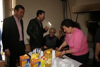 Crianças aprenderam a fazer folar no forno comunitário