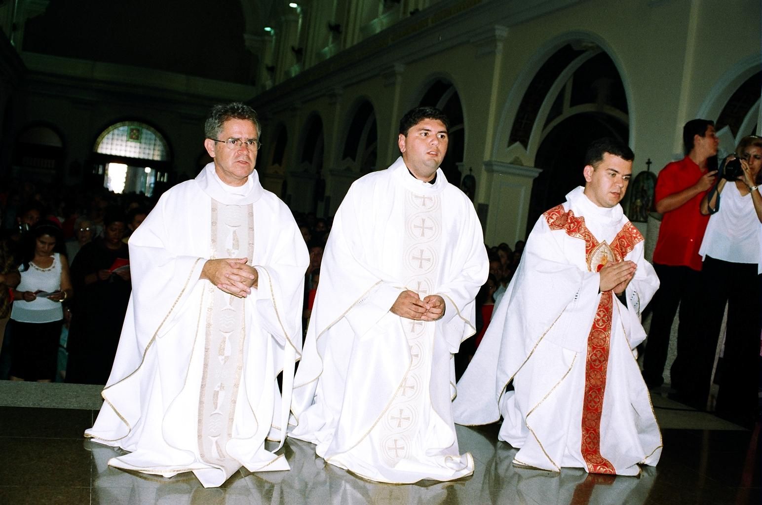 Padres abandonam sacerdócio