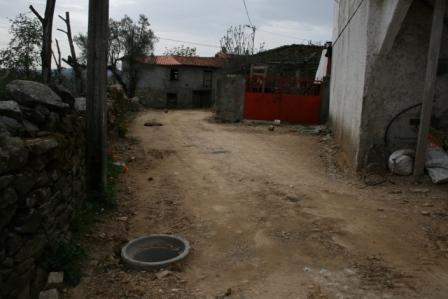 Obras de saneamento paradas deixam população descontente