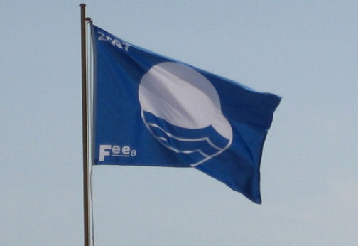 Praia da Ribeira recebe a primeira Bandeira Azul do país