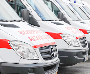 Bombeiros transportam alunos