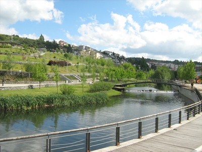 Obras do Polis na origem da cor verde do Rio Fervença