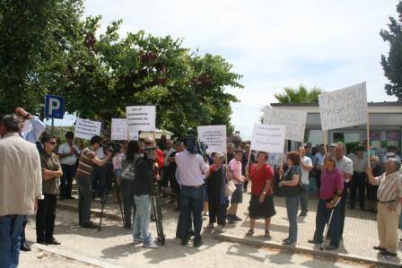 Dezenas de pessoas protestam contra o encerramento do tribunal de Alfândega da Fé
