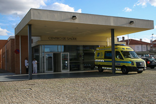 Bombeiros recebem ambulâncias de emergência médica