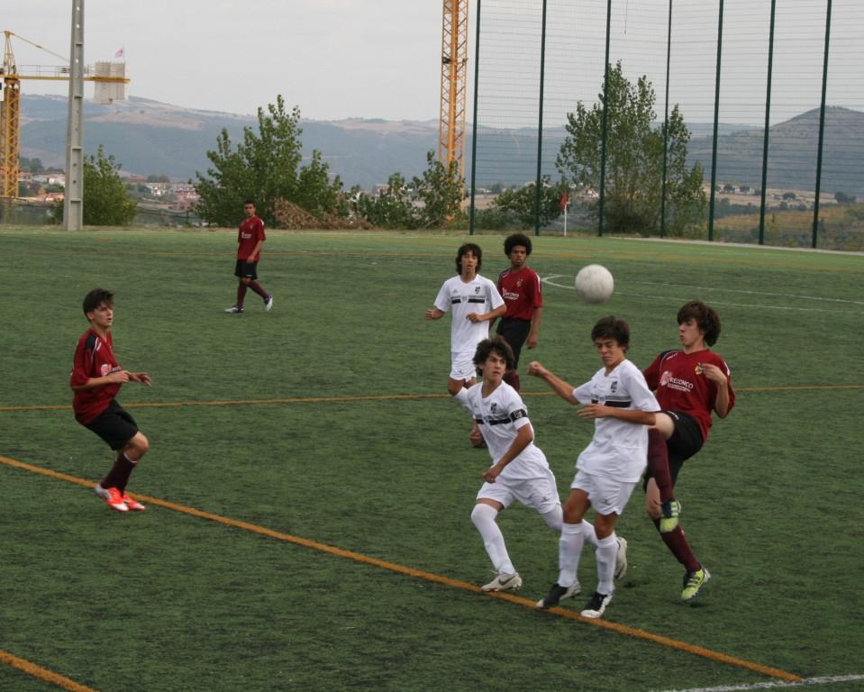 Erros defensivos e meio campo a meio gás ditam derrota dos iniciados do GDB