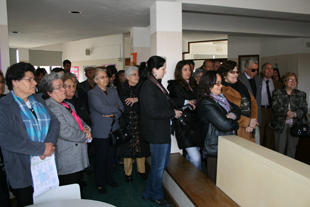 Voluntários apoiam idosos que vivem sozinhos