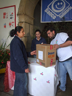 Cem cabazes distribuídos pelas famílias carenciadas