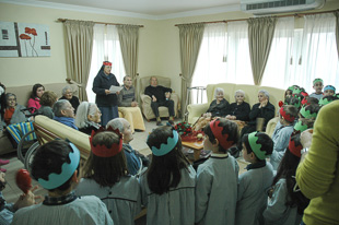 Crianças cantam os Reis aos idosos