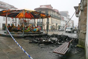 Ardeu o carrocel de Natal instalado em Bragança
