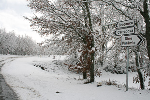 Neve e gelo condiciona estradas no distrito