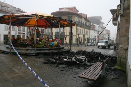 Suspeita de fogo posto em incêndio de carrocel