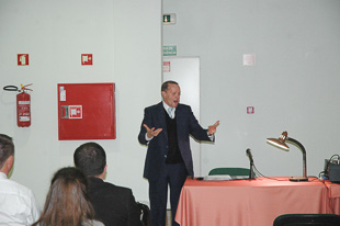 Médico faz recital de poesia