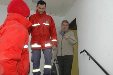 Bombeiros ajudam lar a entregar refeições