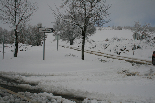 Neve corta estradas e encerra escolas