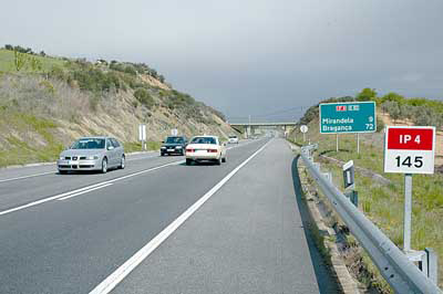 Choque frontal mata sexagenário no IP4