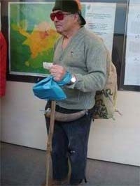 Reformado veste-se de mendigo para ir às Finanças