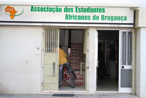 Estudantes africanos passam dificuldades