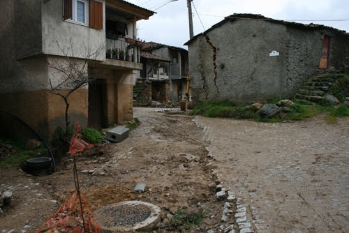 Moradores revoltados com obras do sanemento no Parâmio