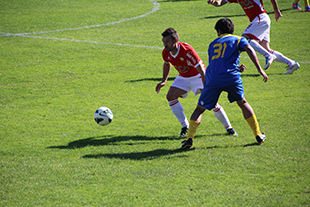 Tony marca e garante subida de divisão