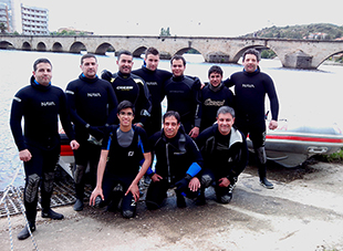 Bombeiros juntam-se para treinar mergulho