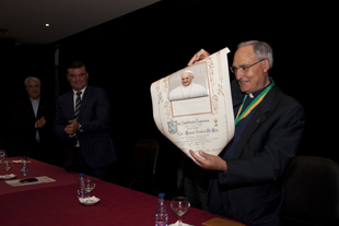 Cónego Melo recebe Medalha de Ouro