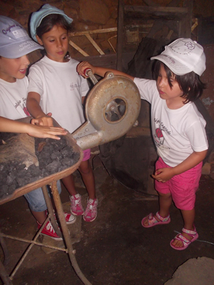 Crianças foram ver como se trabalhava o ferro