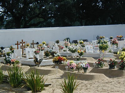 Jazigo vandalizado em Frechas