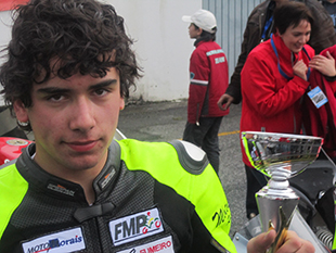 Alex Costa a uma corrida do título