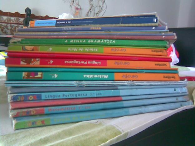 Escola profissional oferece manuais a alunos