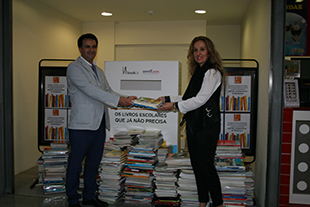 Livros entregues a crianças carenciadas