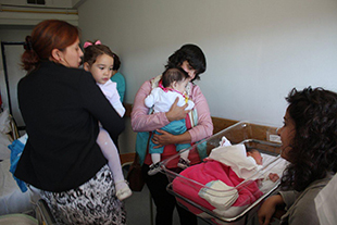 Leite materno é benéfico para o bebé e económico