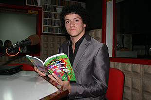 Jovem de 18 anos lança livro de poesia