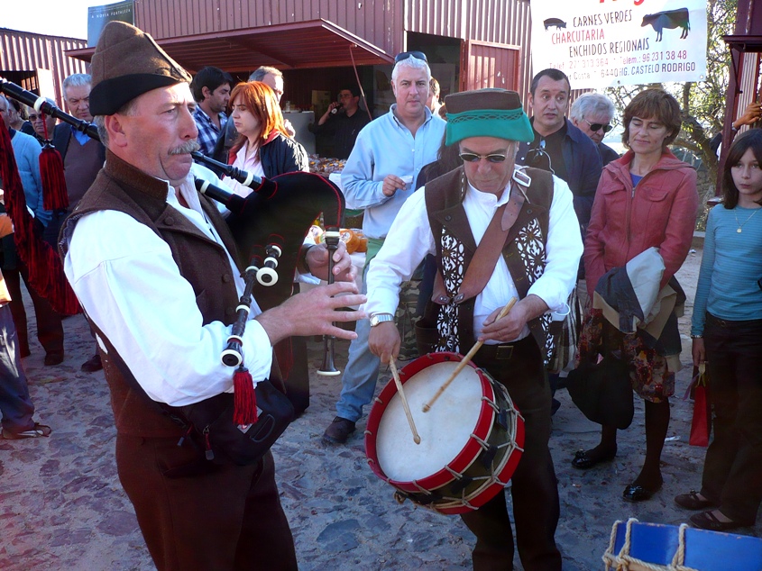 Tamborileiros debatem padronização dos instrumentos