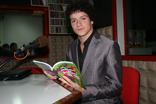 Jovem de 18 anos lança livro de poesia